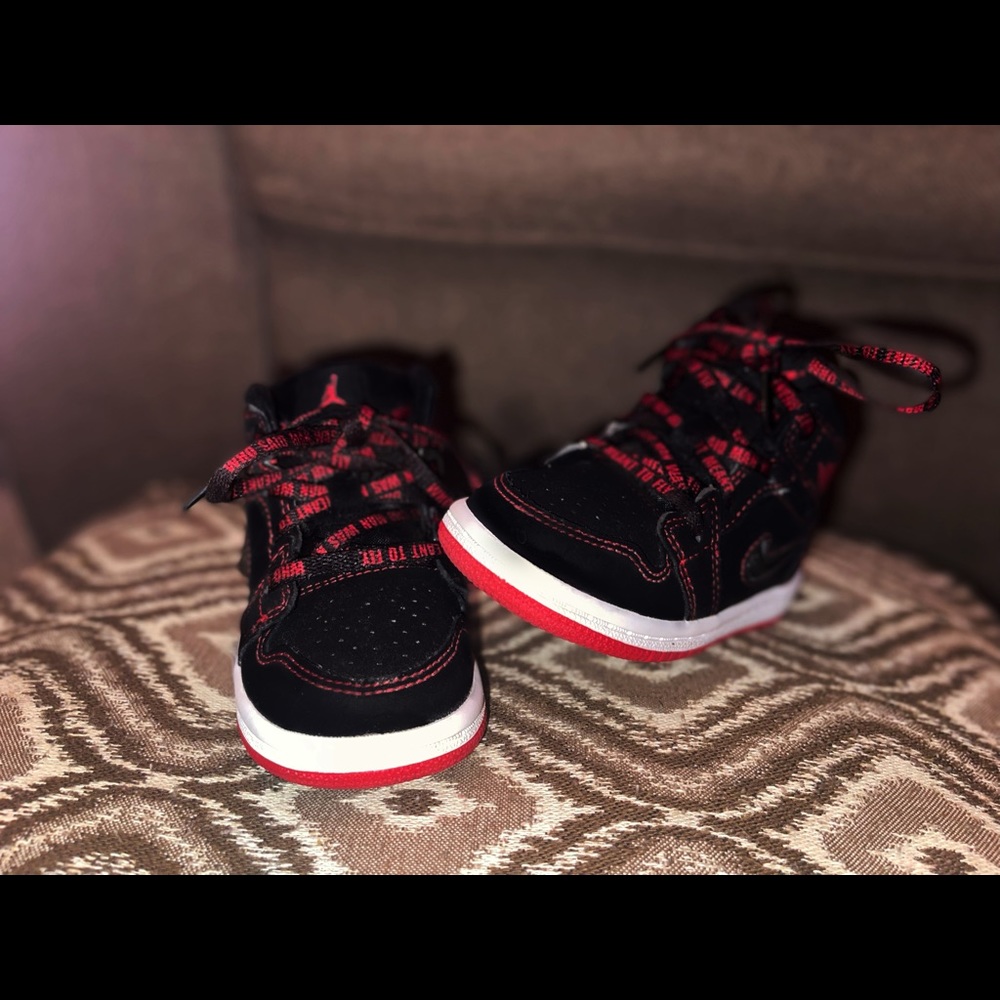 Nike Air Jordan Retro 1 Mid SE “Fearless”